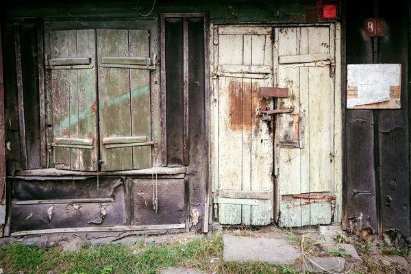 Запечатанное окно и старая дверь — стоковое фото
