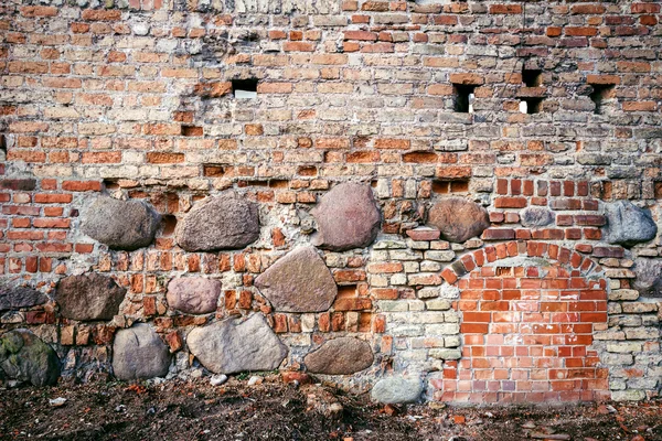 Muro di pietra e mattoni — Foto Stock