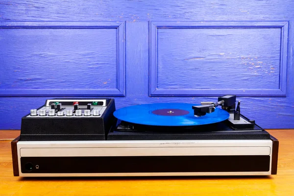 Reproductor Vintage Vinilo Giratorio Con Vinilo Azul Sobre Una Mesa —  Fotos de Stock