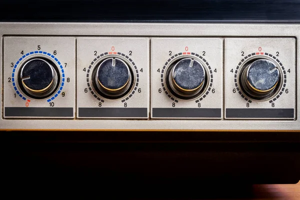 ヴィンテージターンテーブルレコードプレーヤー上のトーンコントロールの閉じる — ストック写真
