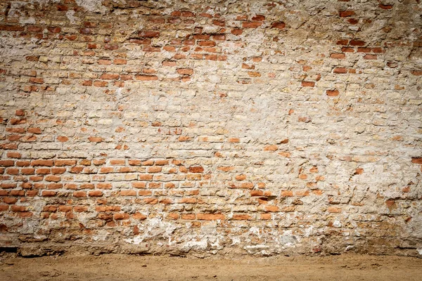 Yıpranmış Tuğlalardan Kaldırımdan Eski Bir Duvar — Stok fotoğraf