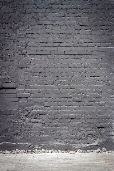 黒と歩道に描かれたレンガの古い風化壁 — ストック写真