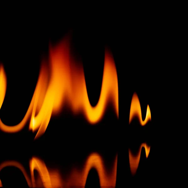 Feuerflammen Isoliert Auf Schwarzem Hintergrund — Stockfoto