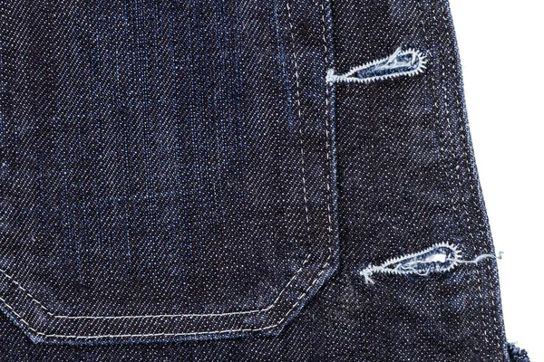 白い背景に隔離された青いジーンズ生地のピース 凹凸のあるエッジ デニムパンツが裂けた — ストック写真