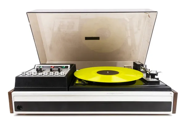 白の背景に隔離された黄色のビニールとヴィンテージターンテーブルレコードプレーヤー — ストック写真