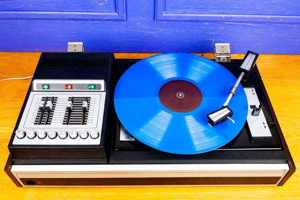 Vintage Lemezjátszó Bakelit Lemez Lejátszó Kék Vinyl Asztalon — Stock Fotó