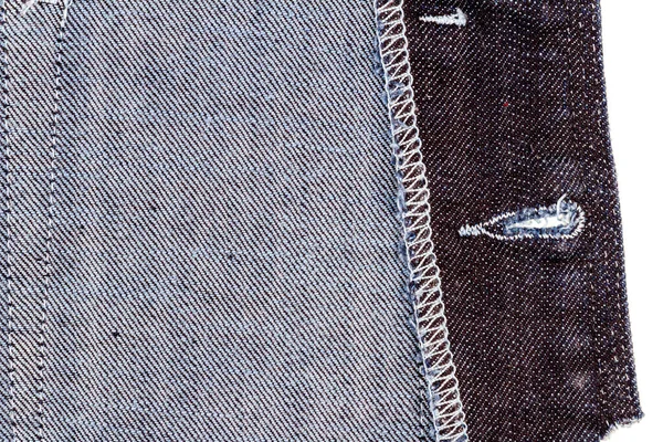 白い背景に隔離された青いジーンズ生地のピース 凹凸のあるエッジ デニムジーンズが裂けた ジーンズ生地の裏側 — ストック写真