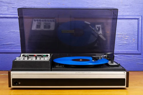 Reproductor Vintage Vinilo Giratorio Con Vinilo Azul Sobre Una Mesa — Foto de Stock