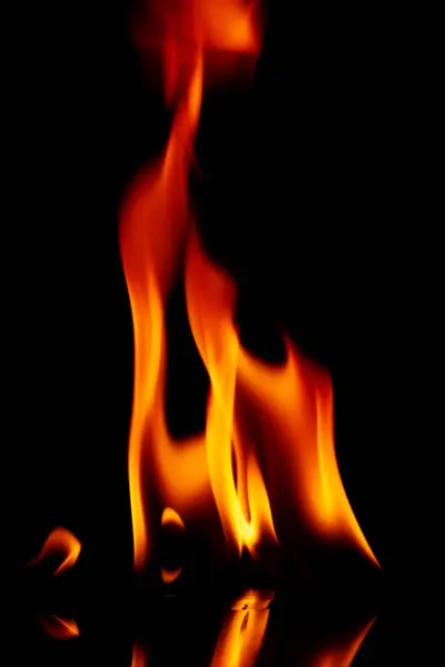 黒い背景に隔離された炎 — ストック写真