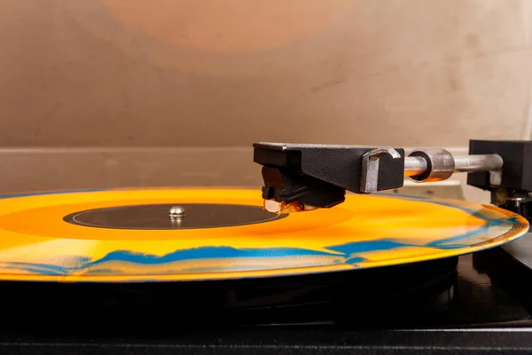 Close Vintage Turntable Record Player Orange Blue Vinyl — Foto Stock