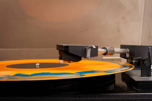 Close Vintage Turntable Record Player Orange Blue Vinyl — Stock Photo, Image