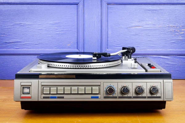 Tocadiscos Vintage Vinilo Con Vinilo Negro Sobre Una Mesa — Foto de Stock