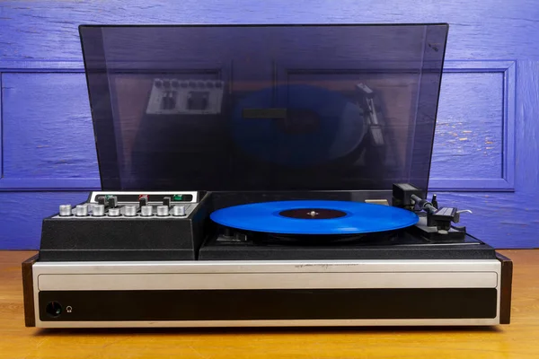 Vintage Lemezjátszó Bakelit Lemez Lejátszó Kék Vinyl Asztalon — Stock Fotó