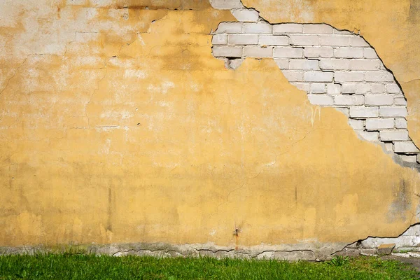 Old Yellow Plaster Brick Wall Green Grass Architectural Detail Background — Stockfoto