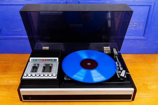 Reproductor Vintage Vinilo Giratorio Con Vinilo Azul Sobre Una Mesa — Foto de Stock