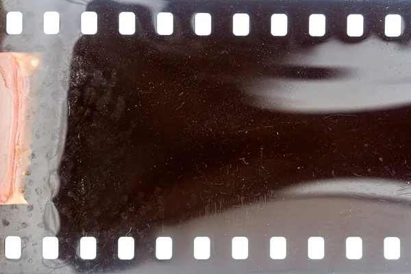 더스티 35Mm 배경에 분리되어 구멍뚫린 카메라 — 스톡 사진