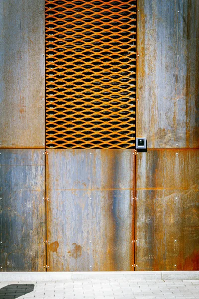 Modern Architecture Rusty Metal Wall Sidewalk — Stock Photo, Image