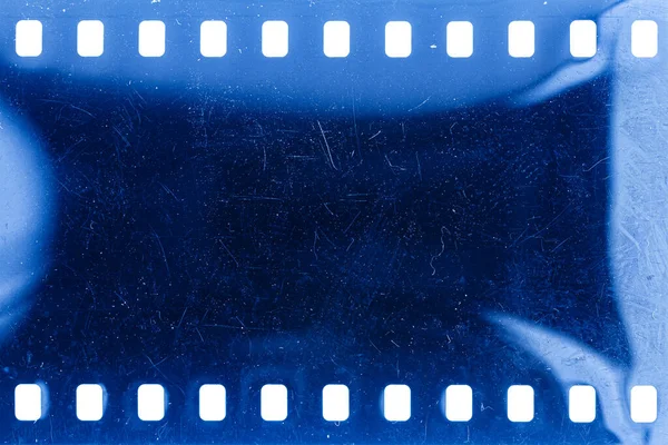 ほこりっぽい35Mmフィルムの質感や表面 白地に隔離されたカメラフィルムを穿孔 — ストック写真
