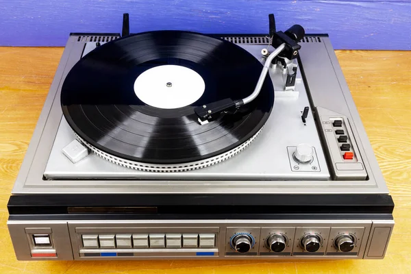 Tocadiscos Vintage Vinilo Con Vinilo Negro Sobre Una Mesa —  Fotos de Stock