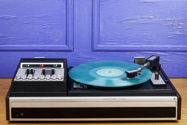 Vintage Draaitafel Vinyl Platenspeler Met Turquoise Vinyl Een Tafel — Stockfoto