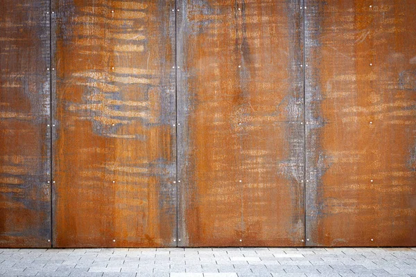 Arquitectura Moderna Pared Metal Oxidado Una Acera — Foto de Stock