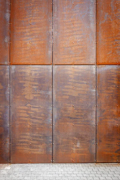 Arquitectura Moderna Pared Metal Oxidado Una Acera —  Fotos de Stock