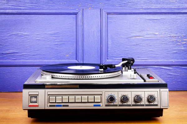 Tocadiscos Vintage Vinilo Con Vinilo Negro Sobre Una Mesa —  Fotos de Stock