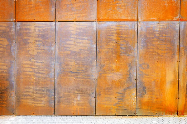 Modern Mimari Paslı Metal Duvar Kaldırım — Stok fotoğraf