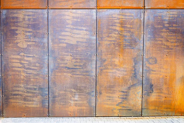 Arquitectura Moderna Pared Metal Oxidado Una Acera —  Fotos de Stock