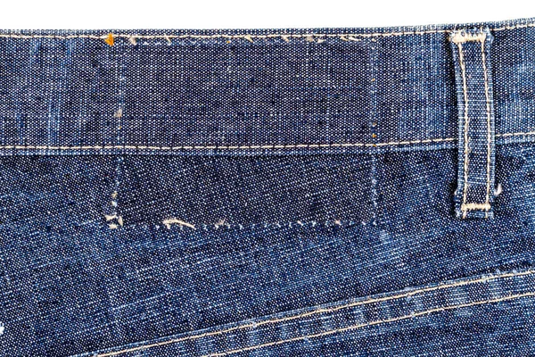 Pedaço Tecido Jeans Azul Com Rasgado Rótulo Traseiro Isolado Fundo — Fotografia de Stock