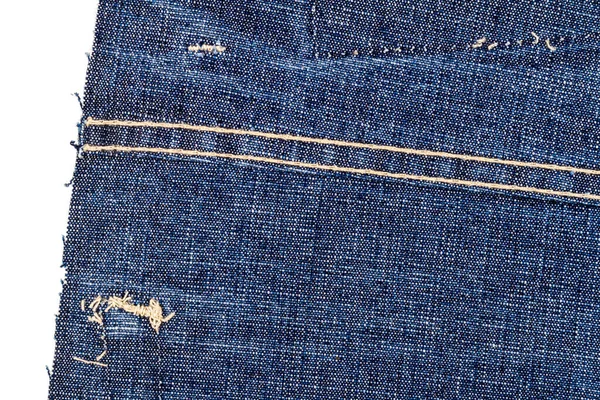 Шматок Синьої Джинсової Тканини Рваною Задньою Етикеткою Ізольовано Білому Тлі — стокове фото