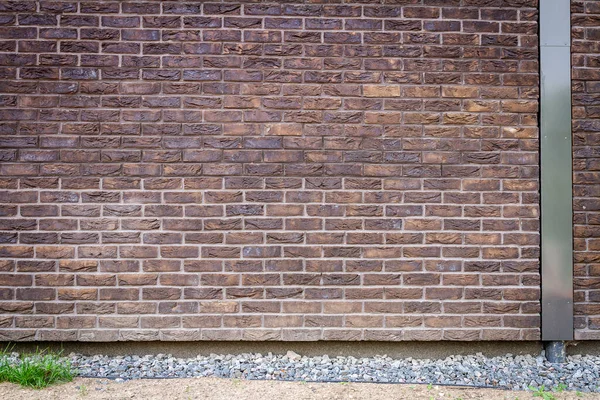 地面と茶色のレンガの壁の背景 — ストック写真