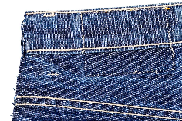 Pedaço Tecido Jeans Azul Com Rasgado Rótulo Traseiro Isolado Fundo — Fotografia de Stock