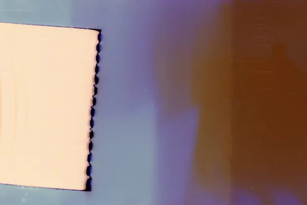 重粒子と光漏れのある設計されたフィルムエンドの背景 — ストック写真