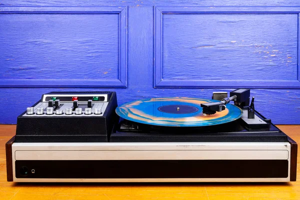 Vintage Turntable Vinyl Record Player Blue Orange Vinyl Table — ストック写真