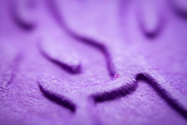 エンボス加工された紫色の紙の極端なマクロ 選択的焦点 フィールドの浅い深さ — ストック写真