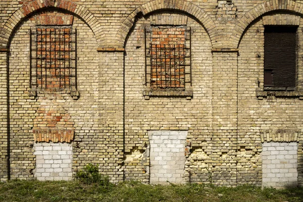 Vecchio Muro Abbandonato Con Finestre Mattoni Dettaglio Architettura Sfondo Edificio — Foto Stock