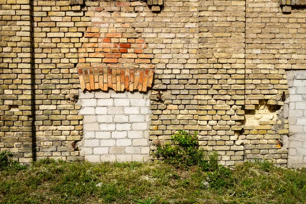 Alte Verlassene Mauer Mit Zugemauerten Fenstern Architektur Detail Hintergrund Vergessenes — Stockfoto