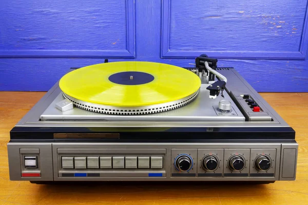 Vintage Turntable Vinyl Record Player Yellow Vinyl Table — Foto Stock