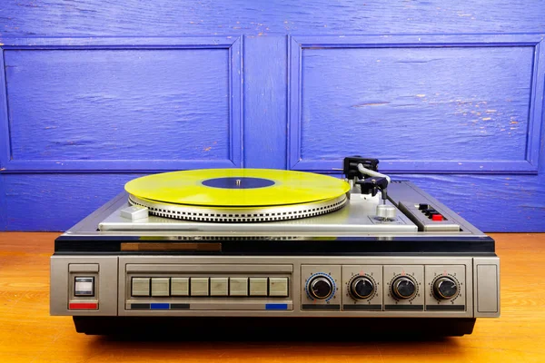 Vintage Turntable Vinyl Record Player Yellow Vinyl Table — Stock Photo, Image