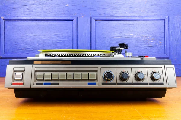 Vintage Turntable Vinyl Record Player Yellow Vinyl Table — Zdjęcie stockowe