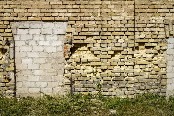 老废弃的墙体用砖堵住窗户 体系结构的详细背景 被遗忘的石膏和红砖建筑 — 图库照片