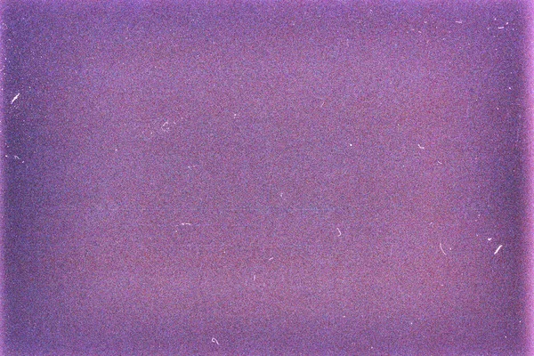 带有厚重颗粒和灰尘的紫色电影胶片纹理背景 — 图库照片