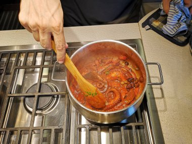 Bir kase dolusu haşlanmış midye ve bir dilim kızarmış ekmek..