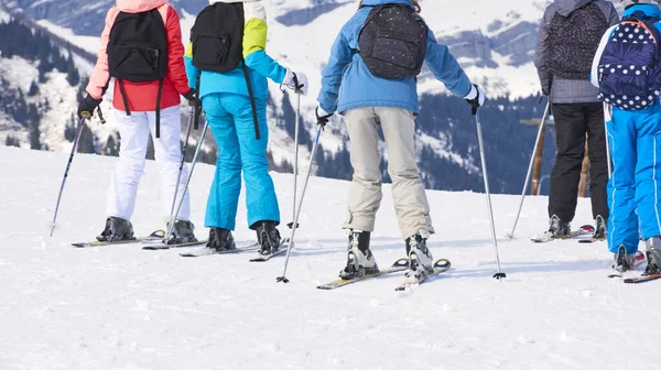 イタリアアルプスのスキー場を滑り降りるかのように列をなして滑り降りていきます スキー場上部では雪の山を滑り降りる準備ができている — ストック写真