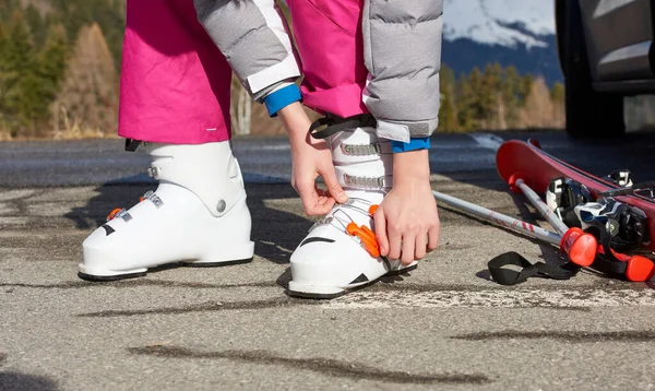 Chica Joven Ajustando Sus Botas Esquí Preparándose Para Día Esquí — Foto de Stock