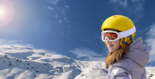 Улыбающаяся Маленькая Девочка Лыжном Склоне Итальянских Альпах Счастливая Маленькая Девочка — стоковое фото
