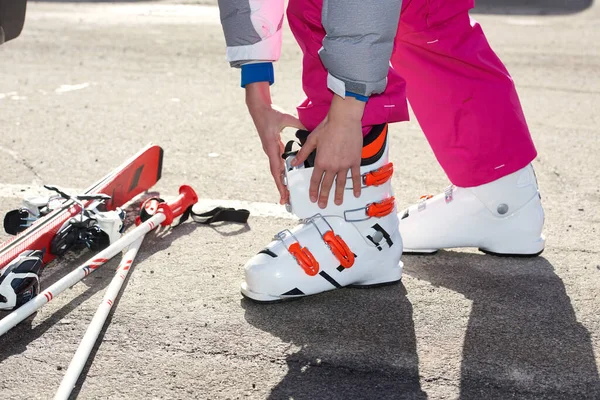 Chica Joven Ajustando Sus Botas Esquí Preparándose Para Día Esquí — Foto de Stock