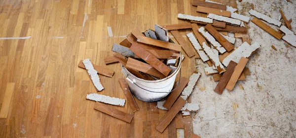 Artesano Ropa Trabajo Elimina Suelo Parquet Llena Los Cubos Con — Foto de Stock