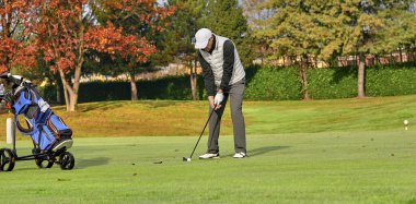 Kışın golf sahasında ıslak çimlerle golf sopası ile topa vururdu..